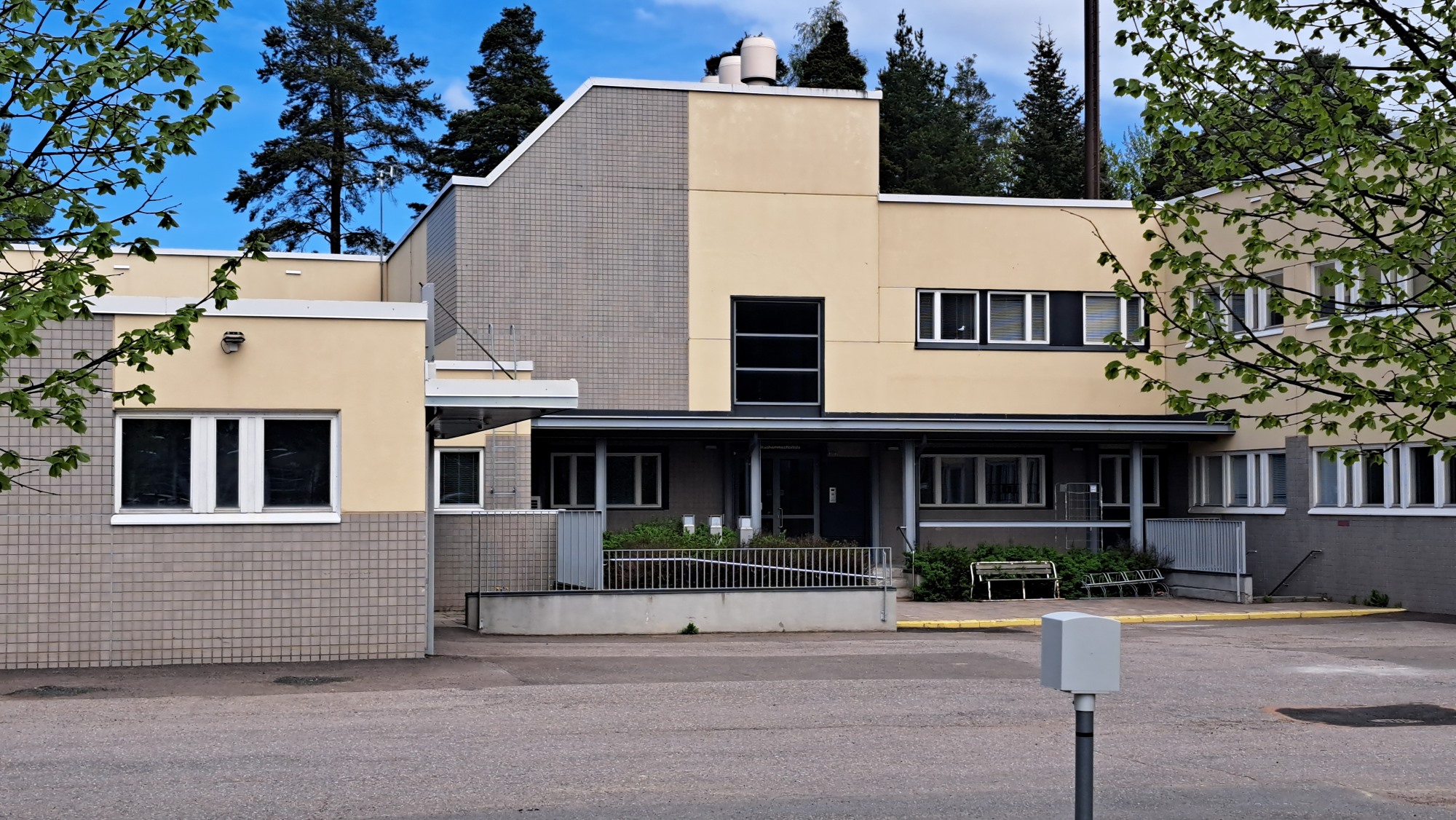 Pohjolankatu 14 rakennus, pääsisäänkäynti.